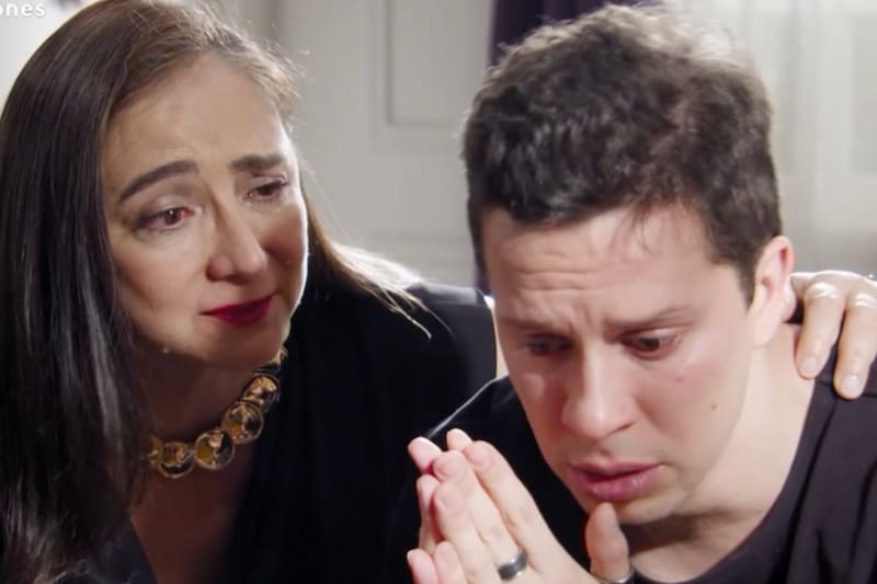 se recuenta con su madre y necesita escapar.