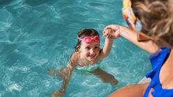 Estos son los colores de traje de baño que debes evitar para cuidar a tus hijos este verano
