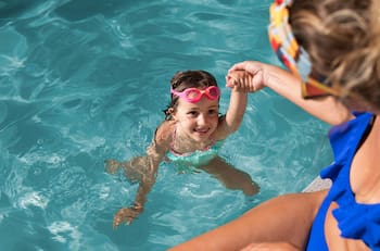 Estos son los colores de traje de baño que debes evitar para cuidar a tus hijos este verano