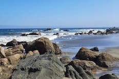 A menos de dos horas de Santiago: Esta playa de aguas calmas es ideal para visitar con la familia durante el verano