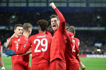 Bayern Múnich puso un pie en cuartos tras golear de visita al Chelsea