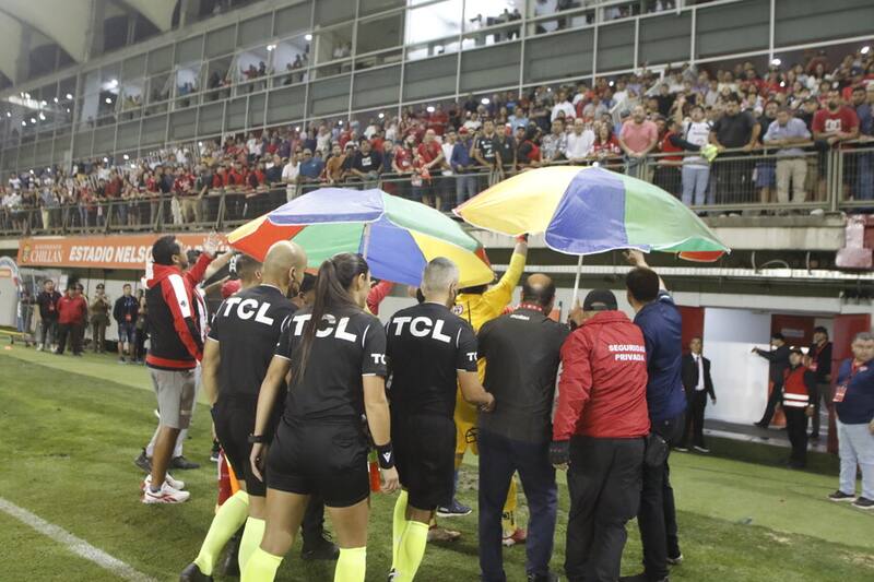 El polémico arbitraje de Fernando Véjar en el duelo de Ñublense vs la UC sigue dejando coletazos en Chillán. Foto: Agencia Aton.