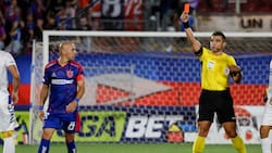 La U furiosa con el arbitraje: Clark, Mayo y Meneghini encararon a Roberto Tobar en los pasillos del Nacional