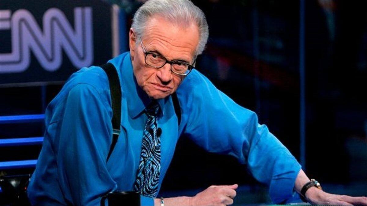 Larry King sale de la UCI, pero permanece internado por Covid-19