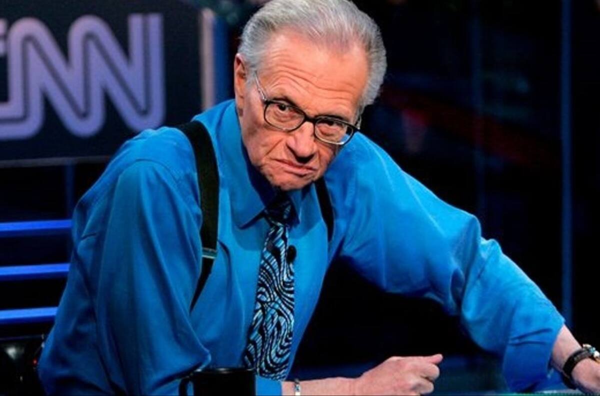 Larry King sale de la UCI, pero permanece internado por Covid-19