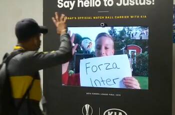 Un feliz Alexis Sánchez llegó al estadio para la final de la Europa League