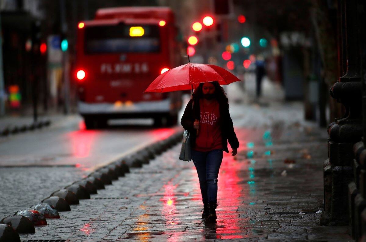 Vuelve la lluvia a Santiago: anuncian tormentas eléctricas para la Región Metropolitana este martes