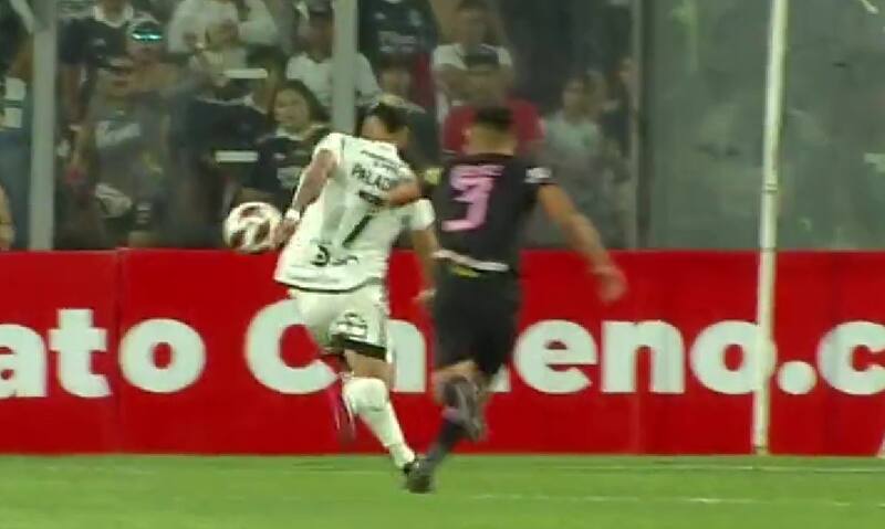 En una de las imágenes se ve que el balón da en el brazo de Carlos Palacios (TNT Sports)