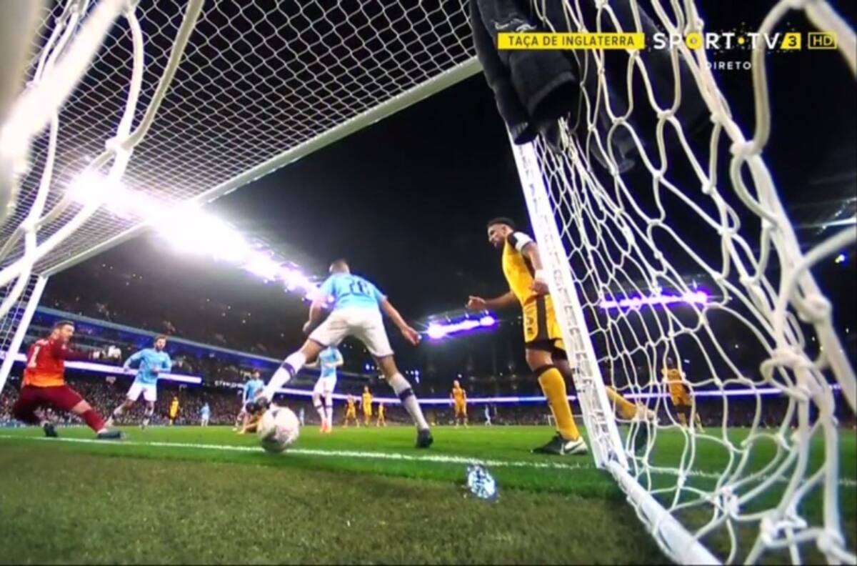 Manchester City estira la ventaja ante Port Vale con un autogol