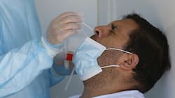 Balance Covid-19: Casos nuevos no descienden y la positividad se mantiene en el 10% en Chile