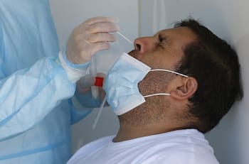 Balance Covid-19: Casos nuevos no descienden y la positividad se mantiene en el 10% en Chile