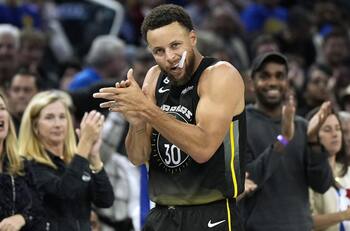VIDEO | Stephen Curry robó una pelota y después clavó triple de mitad de cancha