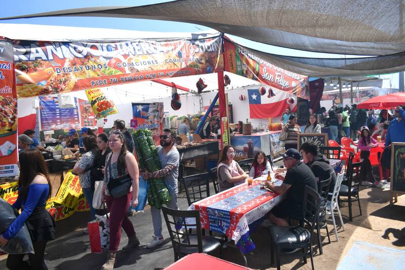 Las celebraciones ya comenzaron en varios puntos de la capital. Créditos: Alejandro Pizarro Ubilla/Aton Chile.