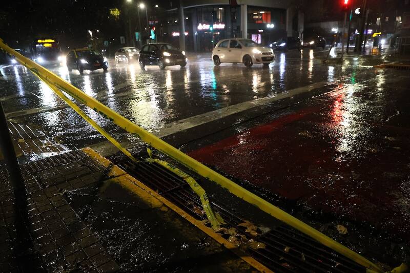 Se espera que la lluvia en Santiago baje su intensidad recién cerca de las 19:00 horas.