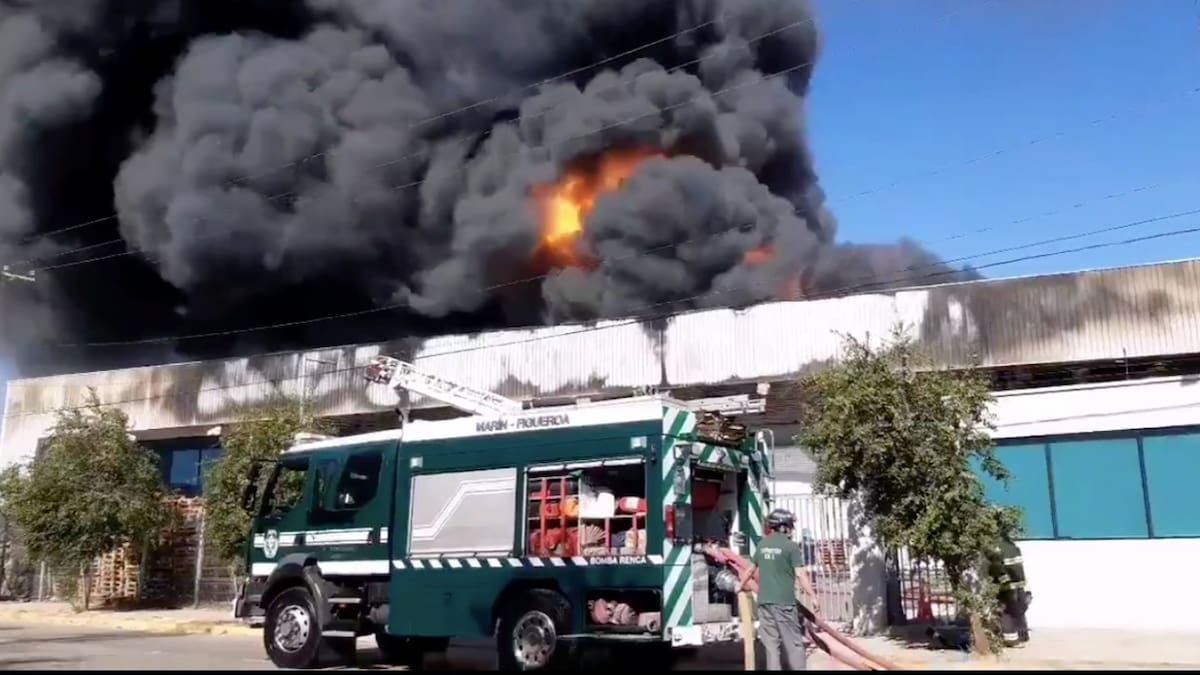Voraz incendio en bodega de neumáticos provoca nube tóxica en Renca