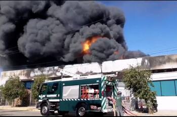 Voraz incendio en bodega de neumáticos provoca nube tóxica en Renca