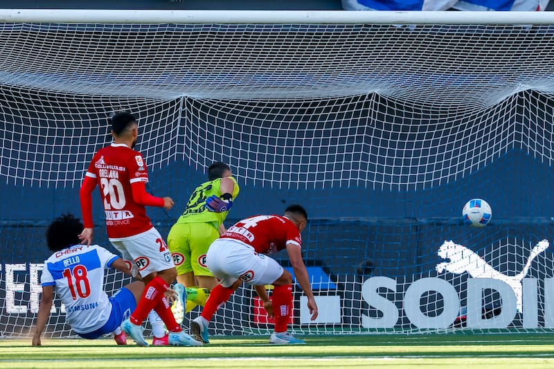Gol de Eduard Bello a los 40' /Photosport
