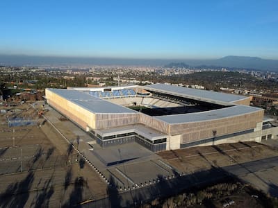 De Real Madrid hasta Colo Colo: Hinchas de la UC eligen su rival soñado para inaugurar el Claro Arena