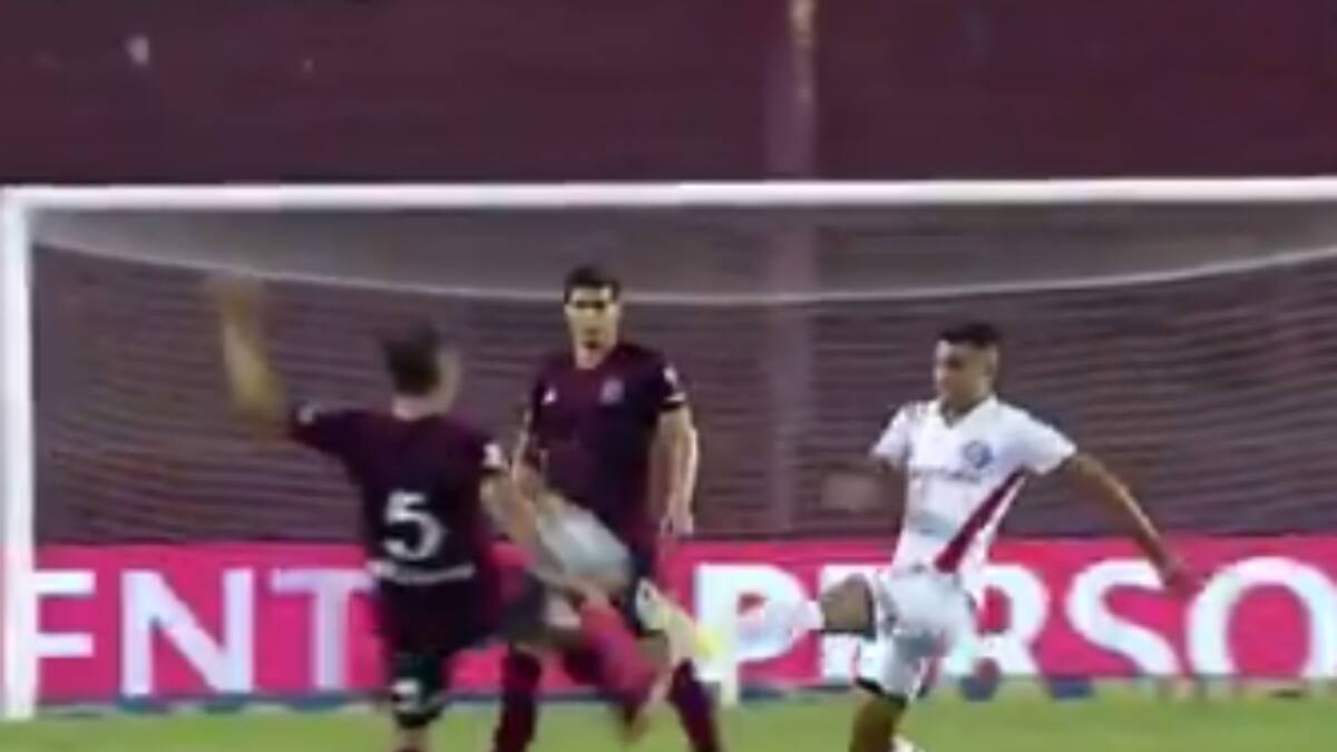 ¡Increíble! Le pusieron un 'planchazo' y lo terminaron expulsando a él