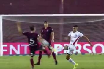 ¡Increíble! Le pusieron un 'planchazo' y lo terminaron expulsando a él