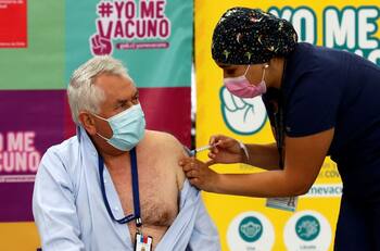 Ministro Paris se vacunó contra el COVID-19: Más de millón y medio de personas han sido inoculadas