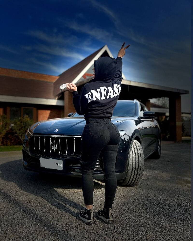 Este es el Maserati negro de Steffi Elizondo, el cual debió censurar, ya que anteriormente figuraba la patente.