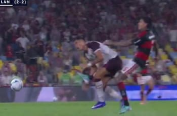 VIDEO | A la altura de la cintura: la feroz patada de Erick Pulgar al Tucu Sepúlveda en la Recopa Sudamericana