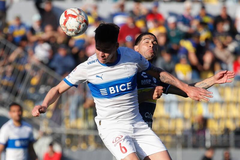 jugando por la Universidad Católica. Foto: Agencia Aton.