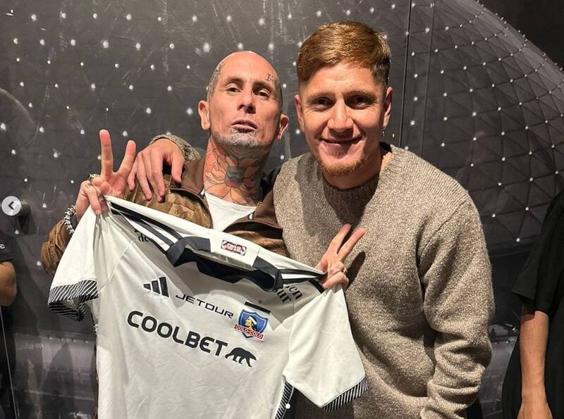 Emmanuel Noir, junto a Leonardo Gil, con la camiseta de Colo Colo.