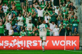 Juega en el extranjero, se ofreció para volver a Colo Colo y lo podría concretar en 2026: “Soy hincha del club”