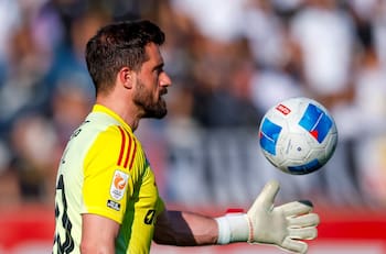 Preocupación total: Fernando De Paul salió lesionado contra Valladolid y genera un problema en Colo Colo