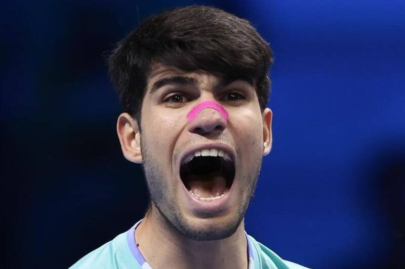 Carlos Alcaraz con parches nasales tras su resfrío.