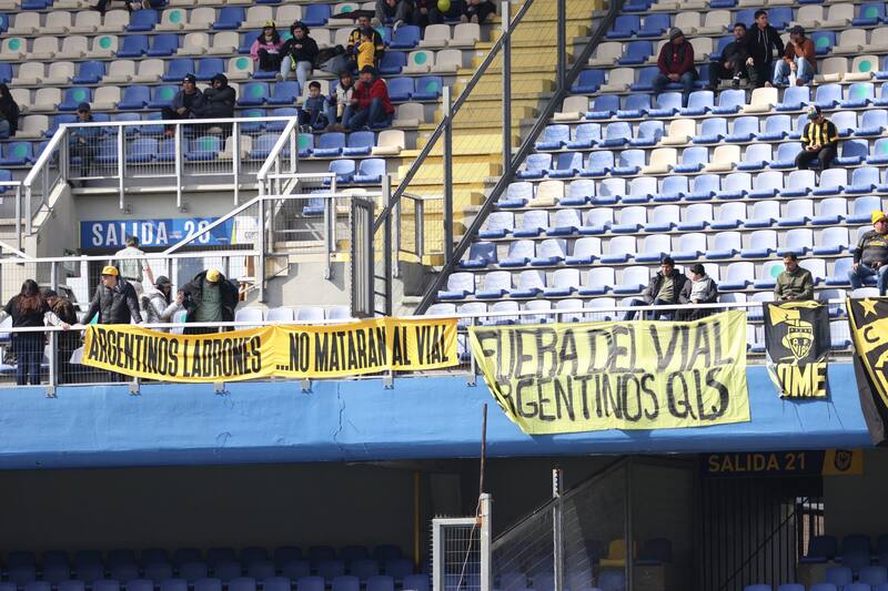 Hinchas del Vial dedican lienzos a la dirigencia. Foto: Sabes Deportes.