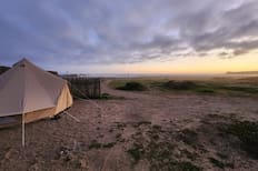 Este camping frente a la playa a dos horas de Santiago es ideal para empezar el año lejos del estrés