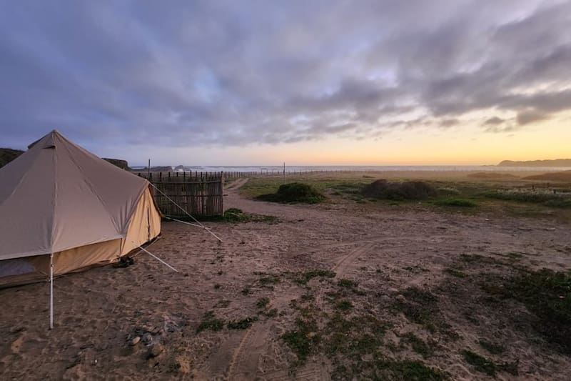 El lugar no solo ofrece todas las comodidades que necesitas, sino que también cuenta con una vista privilegiada de la bahía. Créditos: Camping Chivato.