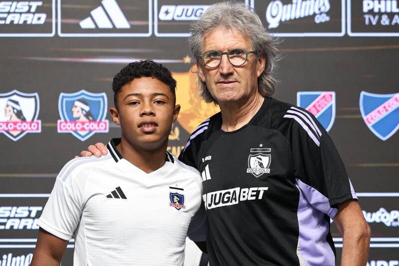 El futbolista de 14 años firmó su primer contrato en Colo Colo. Foto: Colo Colo.
