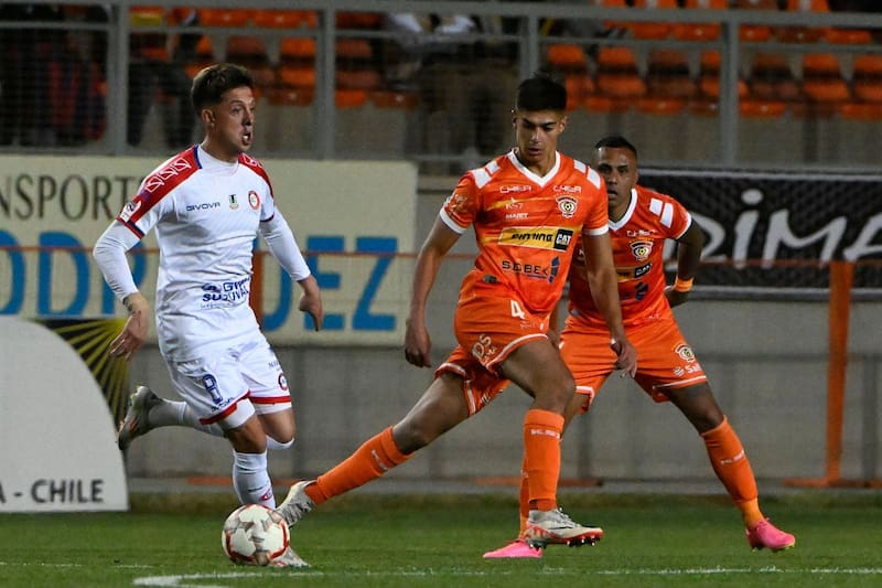 en acción anoche contra Cobreloa, su ex equipo. El volante no fue bien recibido en Calama. Foto: Agencia Aton.