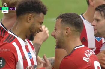 ¡Hasta la cocina! El golazo del Sheffield en la victoria ante el Tottenham