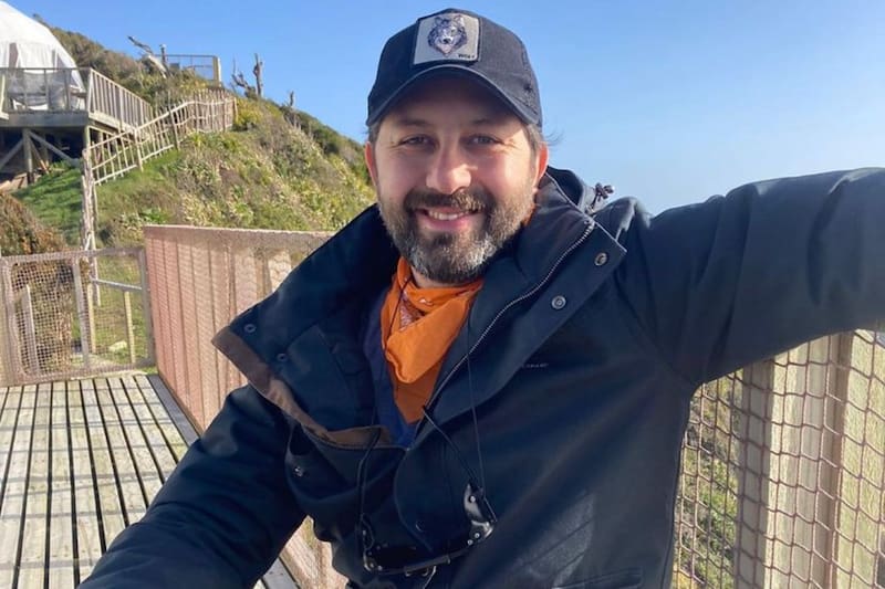 actualmente está alejado de la televisión y vive lejos de Santiago.