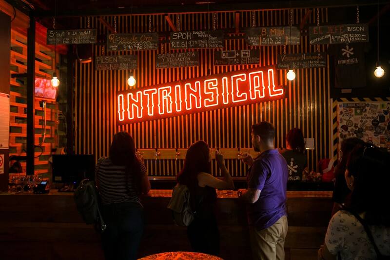Visita este Día de los Enamorados este bar, el cuál contará con varias promociones para las parejas de comida y cocteles. Créditos: Cervecería Intrinsical