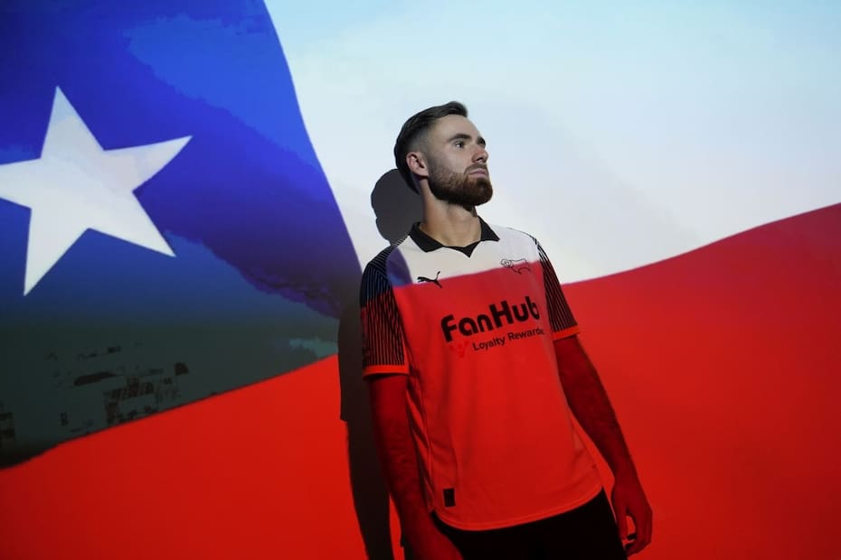 Antes de debutar con el Derby County, el delantero se sumará a la Selección Chilena para jugar los partidos ante Brasil y Uruguay.