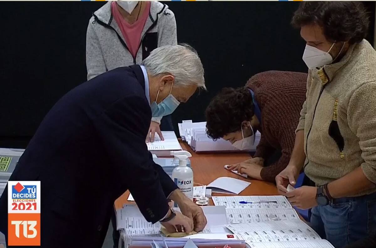 "Está pegando la estampilla con... ¿Saliva?": La incrédula reacción de periodista al ver error del Presidente Sebastián Piñera al sufragar