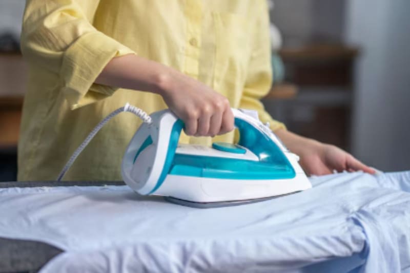 Así de fácil podrás eliminar las arrugas de tu ropa.
Créditos: Freepik.