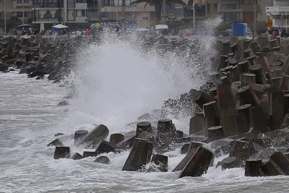 Armada de Chile advierte la presencia de oleajes en la zona sur del país tras sistema frontal.