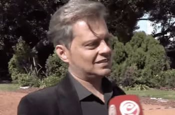 Doble de Luis Miguel acude a votar en Argentina y vive incómodo momento