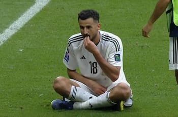 VIDEO | Hizo gol clave para su país en la Copa Asia pero lo expulsaron por festejar comiendo pasto