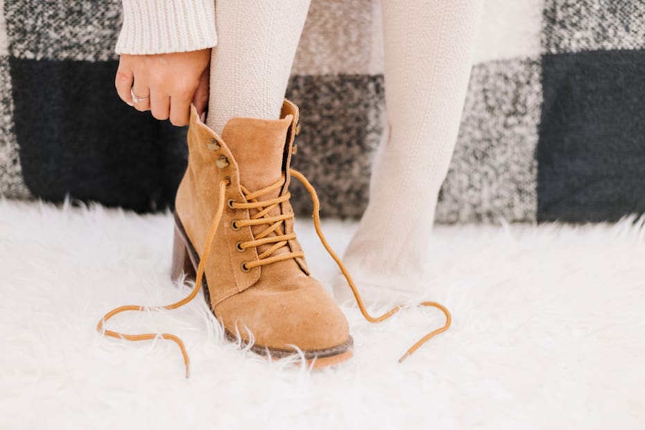 Aprende cuál es el secreto para limpiar tus zapatos en casa sin dañarlos a permanencia. Créditos: Freepik.