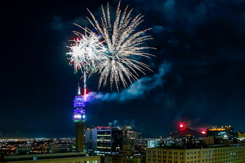 Show de fuego artificiales en Torre Entel.