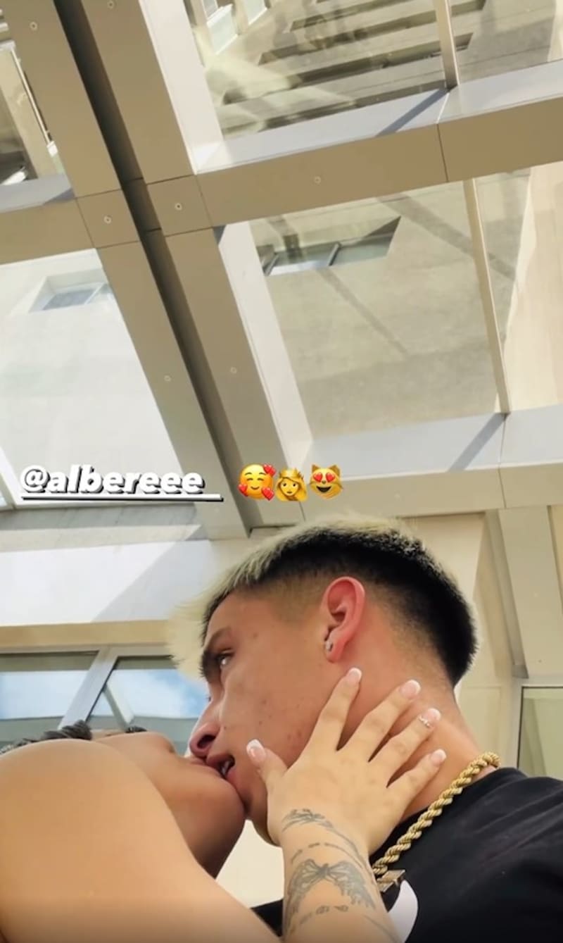 AK4:20 presentó a su nueva pareja, Albere