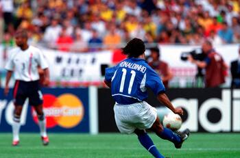 Se cumplen 18 años del golazo de Ronaldinho a Inglaterra en Corea Japón 2002